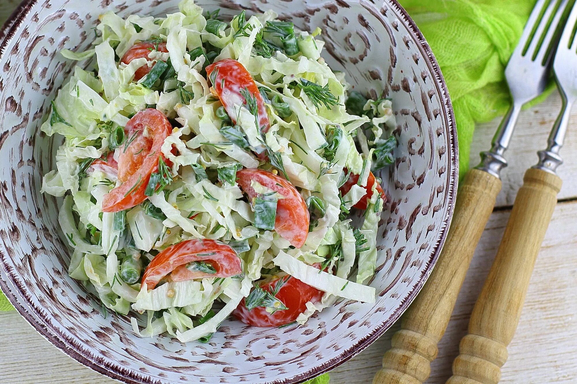 Салат из пекинской капусты с огурцом и помидором. Салат с пекинской капустой и помидорами. Салат с пекинской капустой и помидорами черри. Салаты Кресс пекинская капуста. Что можно приготовить из пекинского салата