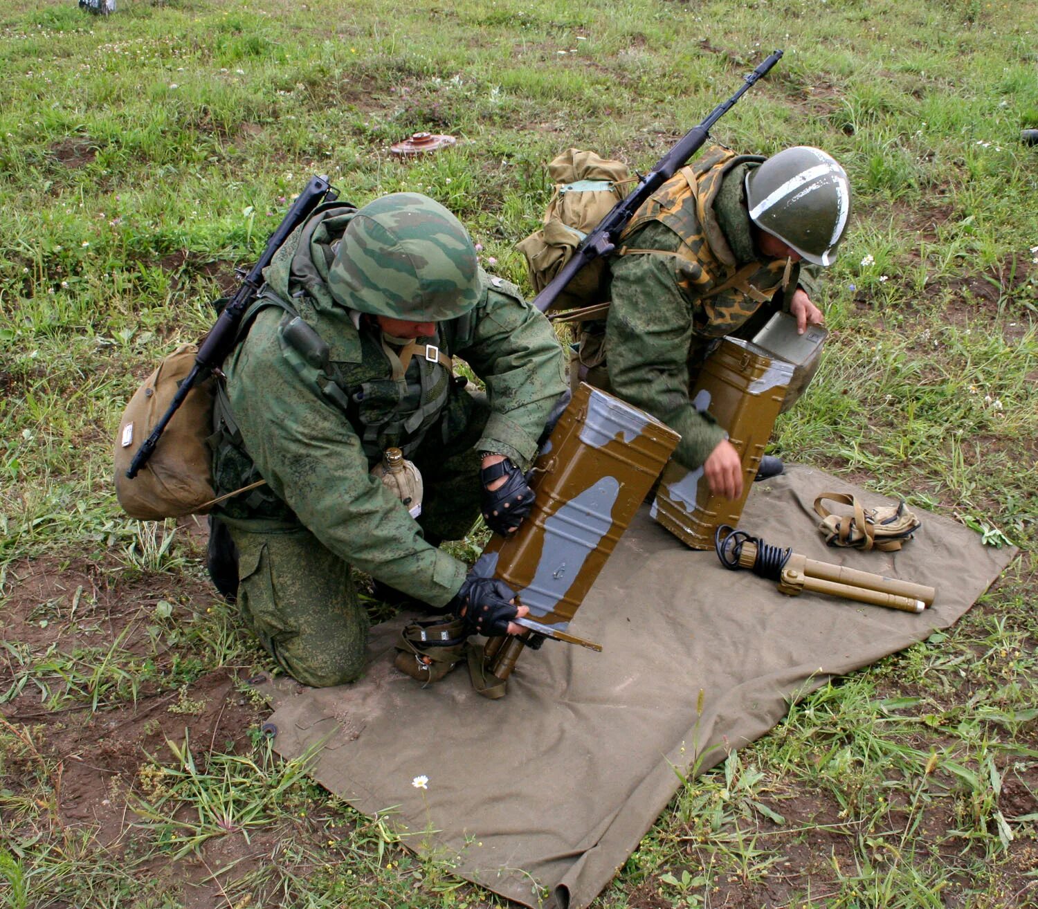 Два сапера. Солдаты рф саперы. Разминирование местности и объектов. Украина перемога. Заряд разминирования зрп 2.