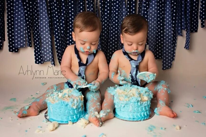 Открытка с днём рождения двойняшек мальчиков 1 год. Фотозона для двойняшек мальчиков год рождения. Годик близнецам. Двойня фотосессия годовасие. С днем рождения близнецов 1 годик.