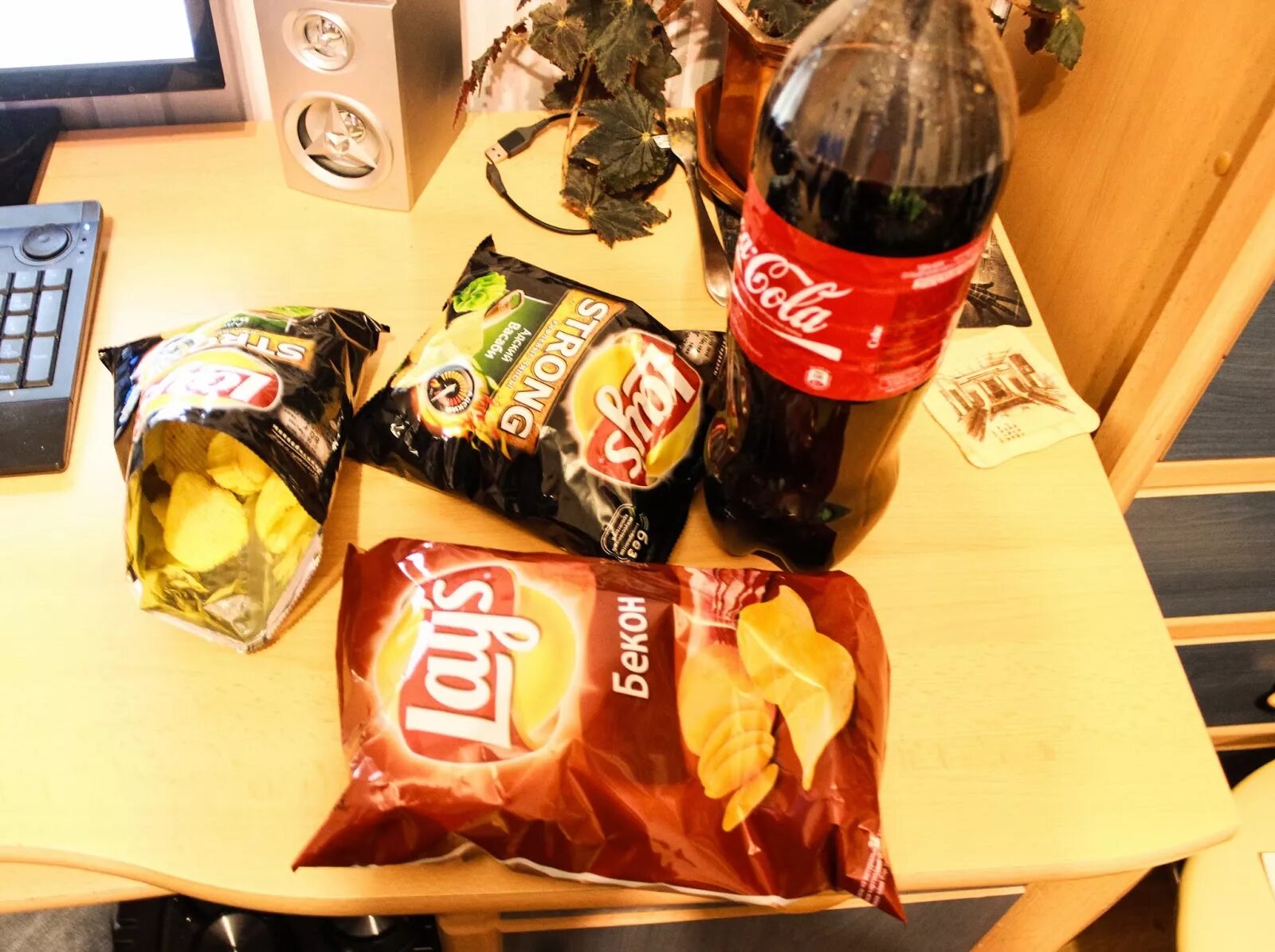 Чипсы и кола. Чипсы кока колы. Чипсы и газировка. Чипсы и газировка. Чипсы и газировка.