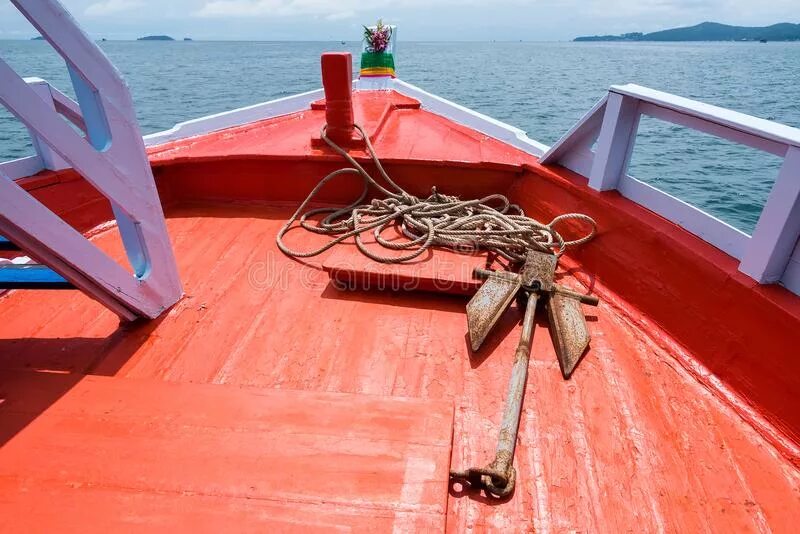 Крепления на палубе. Палуба баржи. Якорь на палубе. Палуба судна. Морские принадлежности на палубе.