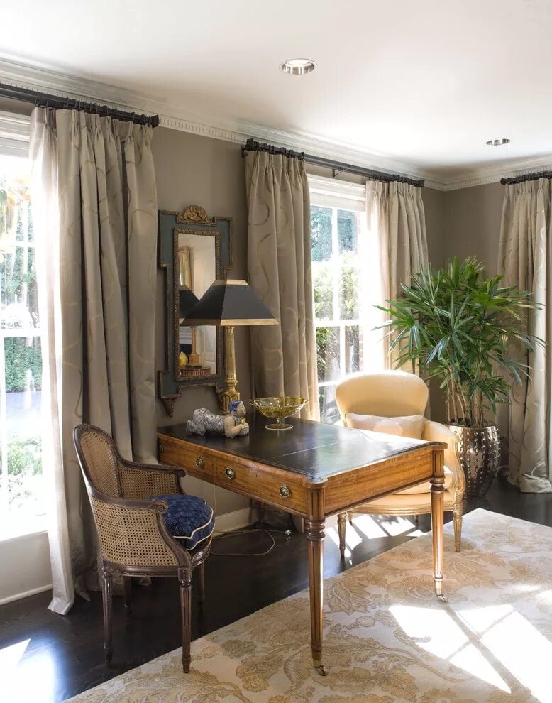 Между окнами стоит. Библиотека в интерьере гостиной. Светильник между окнами. Декор между окнами в гостиной. Стол между окон.