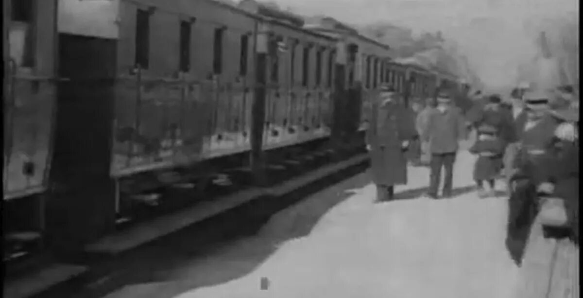 Самая первая мире видео. Прибытие поезда братьев Люмьер. Прибытие поезда на вокзал ла-СИОТЫ.