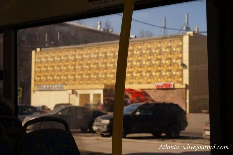 В окне автобуса поплыл военкомат. Центр Москвы с окна автобуса. Вид с окна автобуса в Москве. Танки из окна автобуса. Москва из окна автобуса по центру.