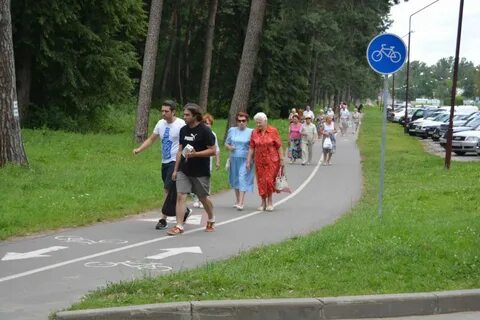 Движение пешеходов по велосипедной дорожке
