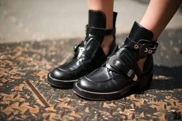 Ботинки с пряжками. Баленсиага ботинки 2025. balenciaga biker boots. баленсиага с пряжкой. ботинки balenciaga с пряжками.