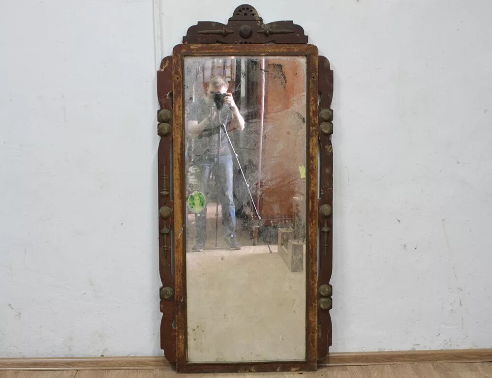 Старинное зеркало. Старое зеркало. Зеркало в избе. Зеркало в Старорусском стиле. Старое зеркало старого сайта фонбет