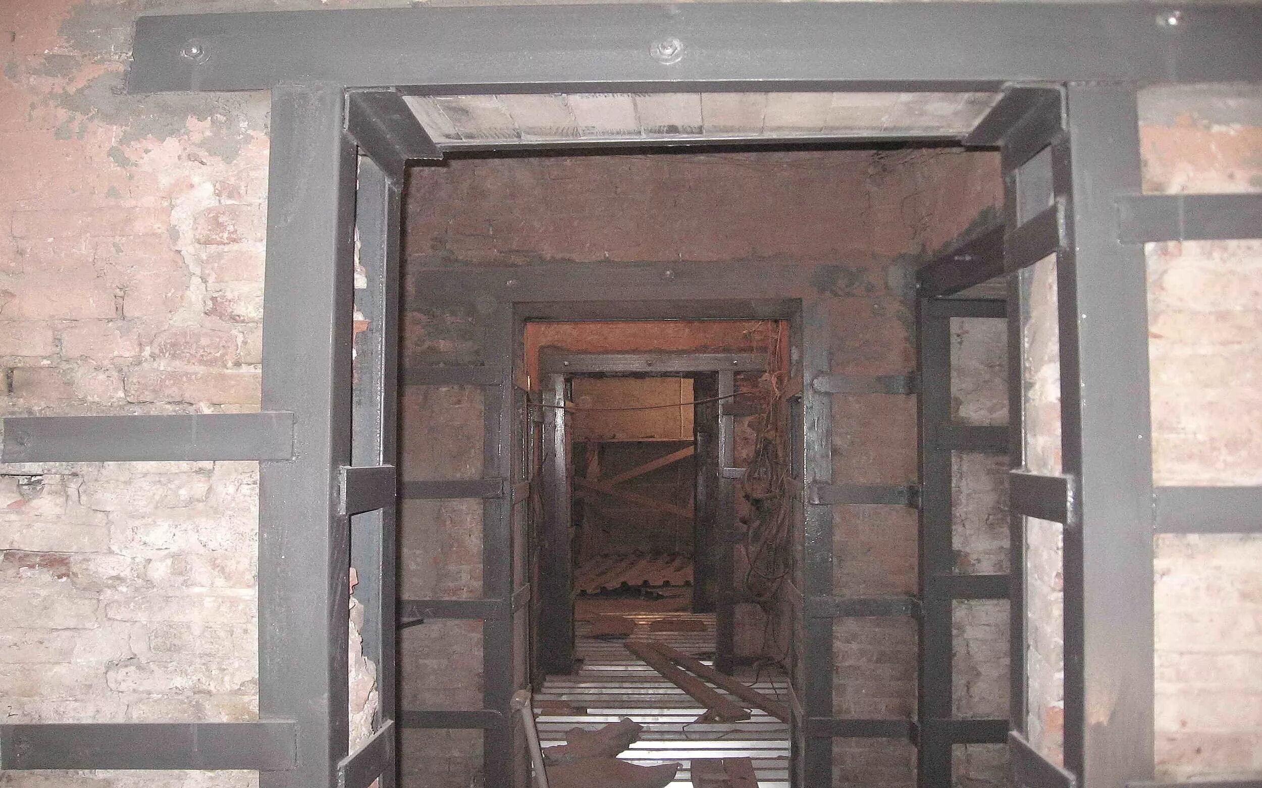 Перекрытие дверной проем. Бетонная перемычка оконная чертеж. Перекрытие дверной проем. Перекрытие дверной проем. Перемычка пбп 400.