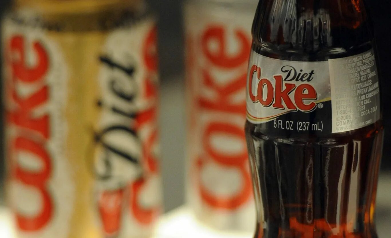 Газированные напитки. Coke напиток. Диетическая кола. Диетическая кока кола. Низкокалорийные газировки.