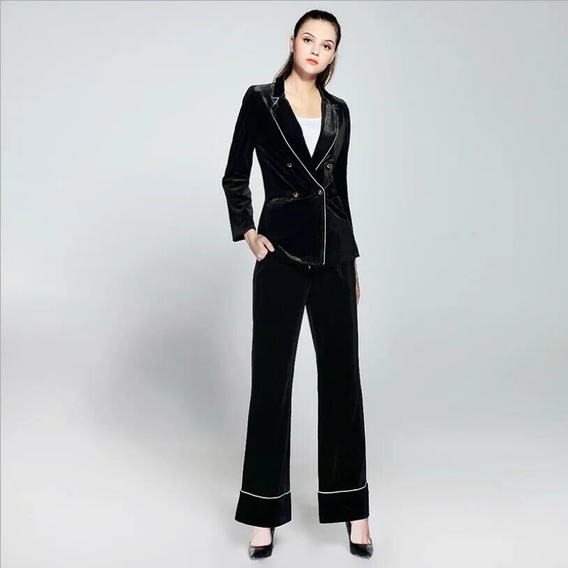 Брючный костюм из бархата. Бархатный брючный костюм. Вельветовый костюм женский брючный бордовый. Костюм атласный женский брючный. Red velvet pantsuit.