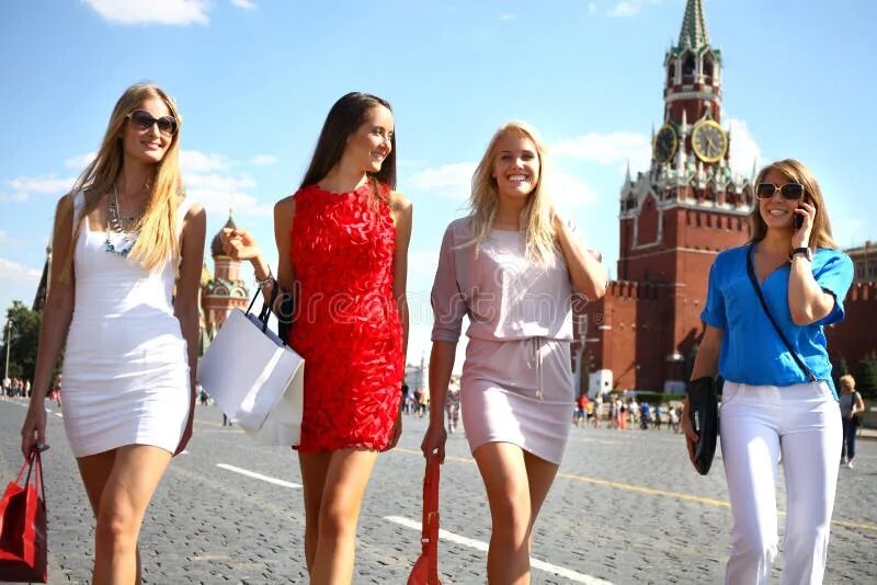 Группой шли женщины. Красивые москвички. Красивые женщины москвички. Девушка гуляет по Москве. Красавица на красной площади.