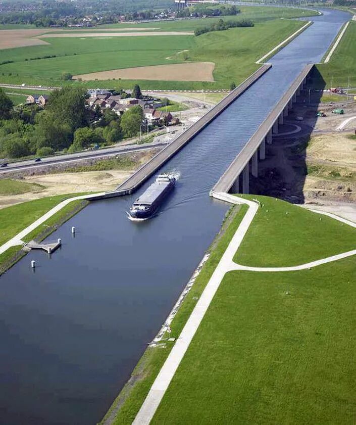 Дорога пересекает реку. Акведук Велувемеер Нидерланды. Акведук(Водный мост) понт дю Сарт, Бельгия. Канал Сарт Бельгия мост. Магдебургский Водный мост.