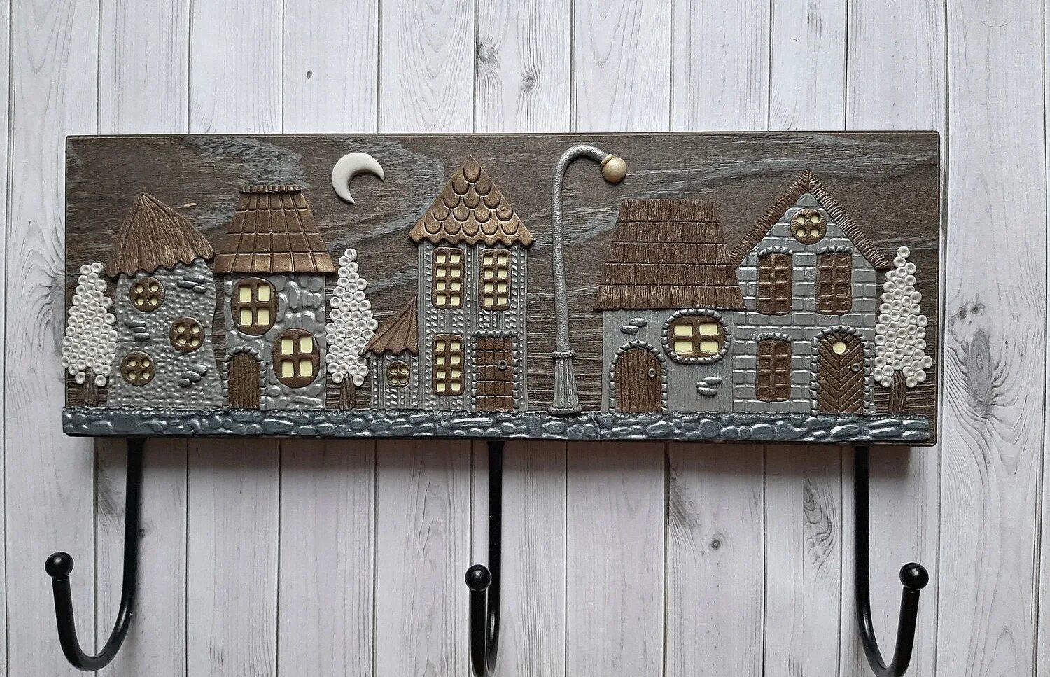 Деревянная ключница настенная. Ключница своими руками мастер классы. Ключница настенная на 3д принтере. Оригинальные ключницы из дерева. Ключница домик из дерева.