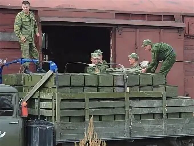 Где груз военных. Вагон с боеприпасами. Погрузка боеприпасов в вагон. Погрузка разгрузка боеприпасов. Погрузка военных грузов.