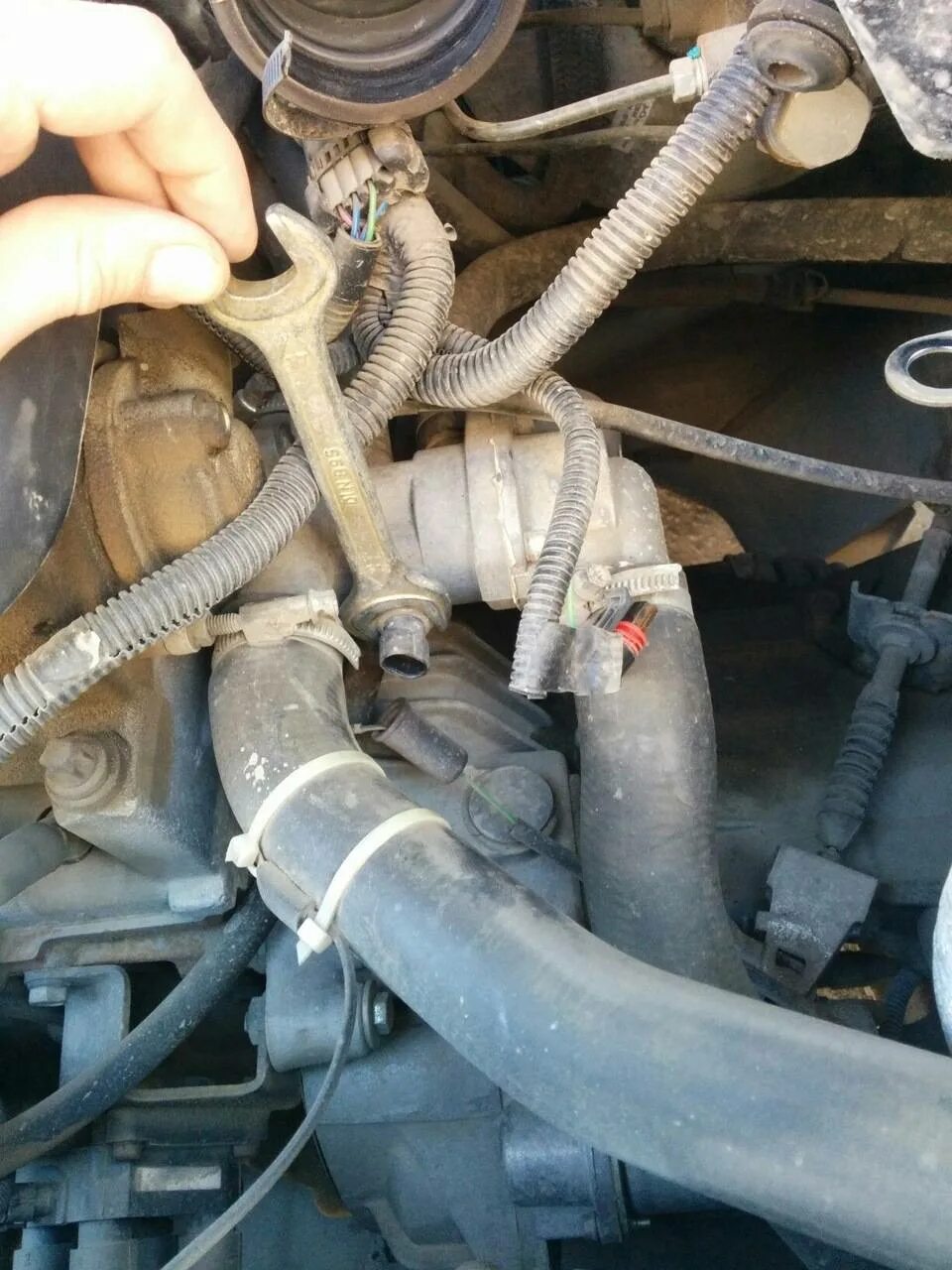 Датчик охлаждающей жидкости 2114. Датчик температуры 2114 где. Датчик ож 2114. Датчик 1 температуры охлаждающей жидкости 2114. Датчик температура двигателя 2114.