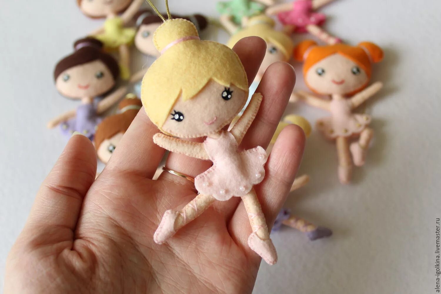 Кукла из фетра. Куколки из фетра. Маленькая кукла из фетра. Игрушка из фетра балерина.