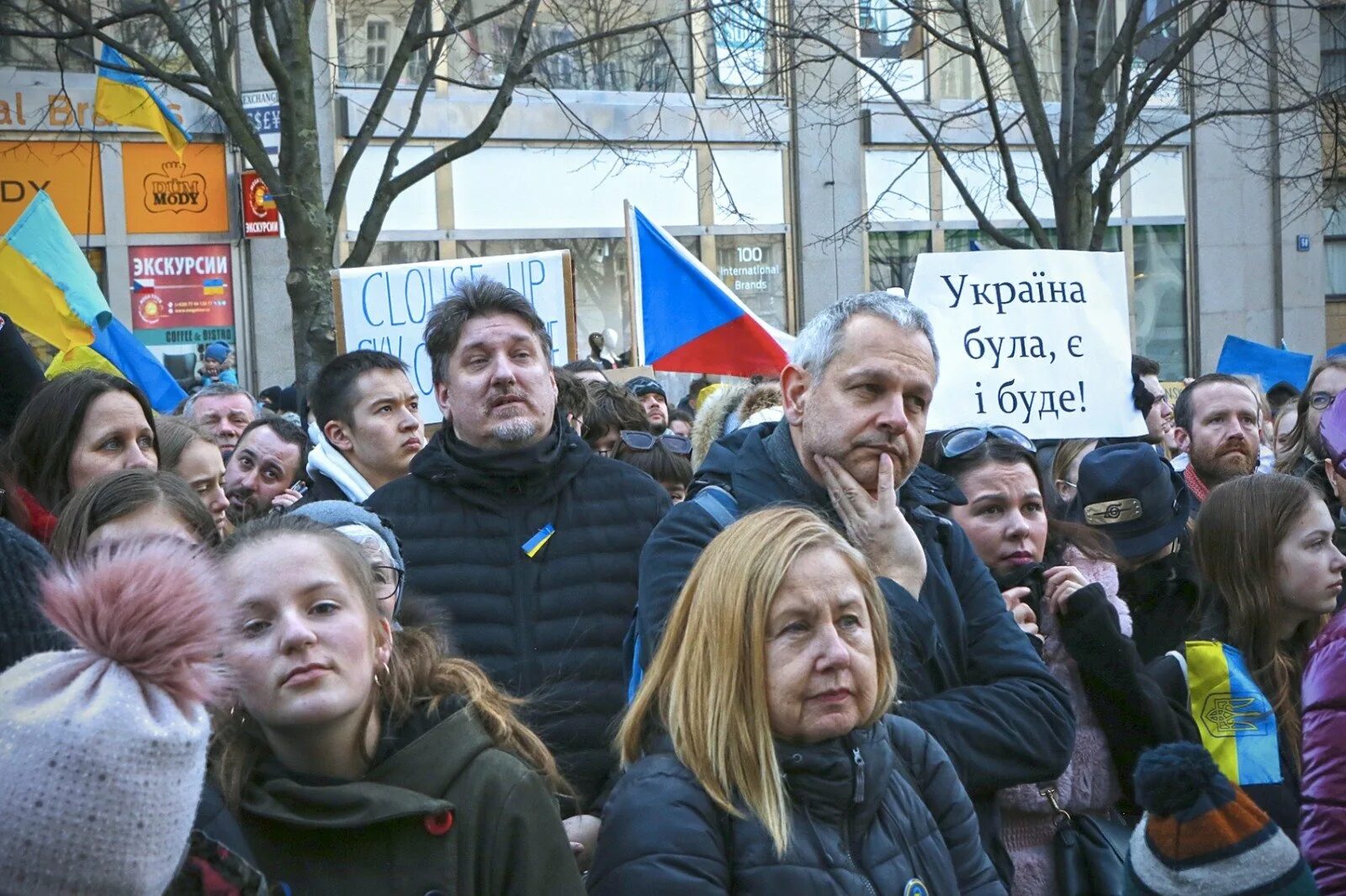 Люди поддержавшие украину. Митинги в поддержку Украины. Демонстрация протеста. Митинги в России. Народ России митинг.