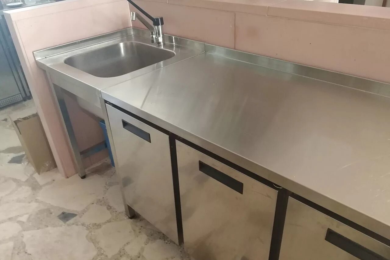 Стол с мойкой нержавейка 1150х550. Столешница с бортом worktopsplashback 240/70. Столешница с раковиной из нержавейки. Мойка нержавейка в столешнице. Стол с мойкой из нержавеющей стали