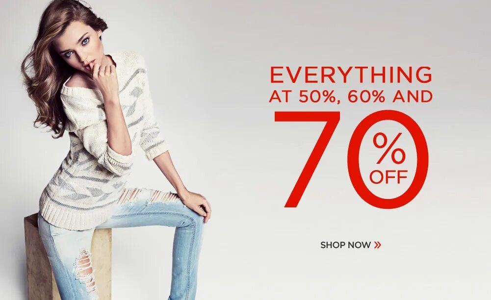 Фон шоппинг. Импорт брендовой одежды. Скидки на одежду. Скидки на вещи. Покупатели в магазине одежды.