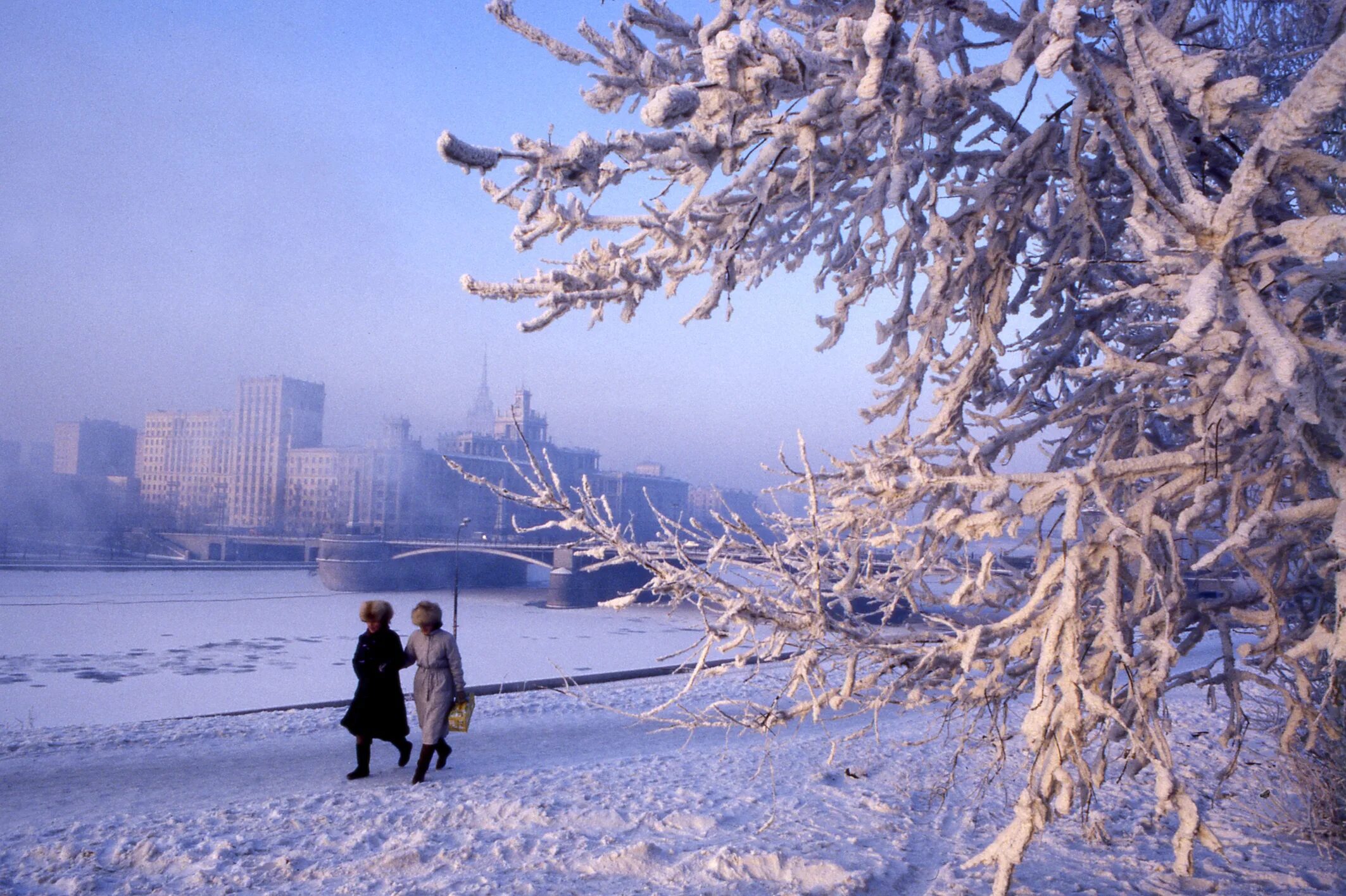 Зимний день в городе. Морозная зима в городе. Зима в России. Зима город Россия.