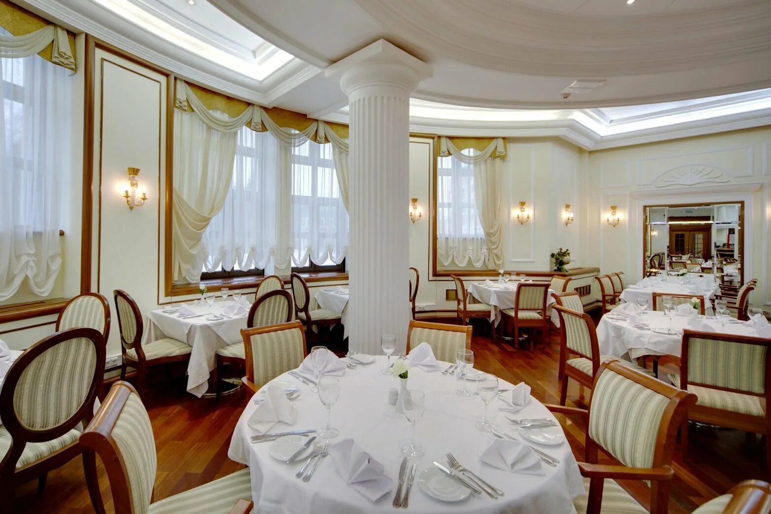 Ресторан империал отзывы. Отель империал киевское шоссе. Ресторан империал отзывы. Ресторан империал отзывы. Банкет холл империал плаза.
