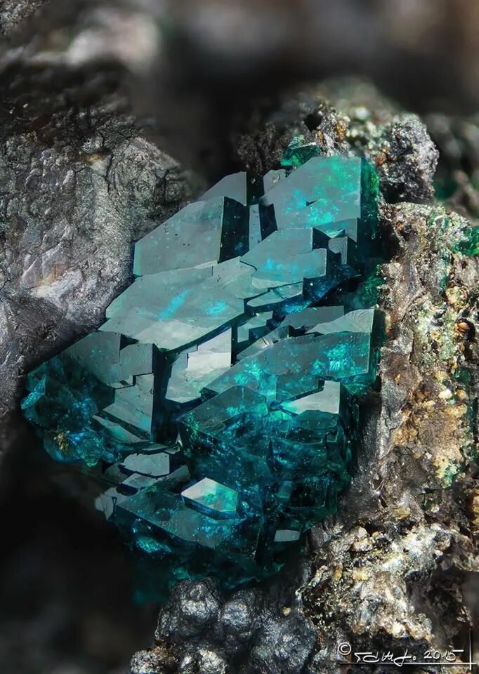 Весцелиит минерал. Kristall Minerals с120. Изумруд самородок. Самоцветы Кристаллы изумруд. Crystals r