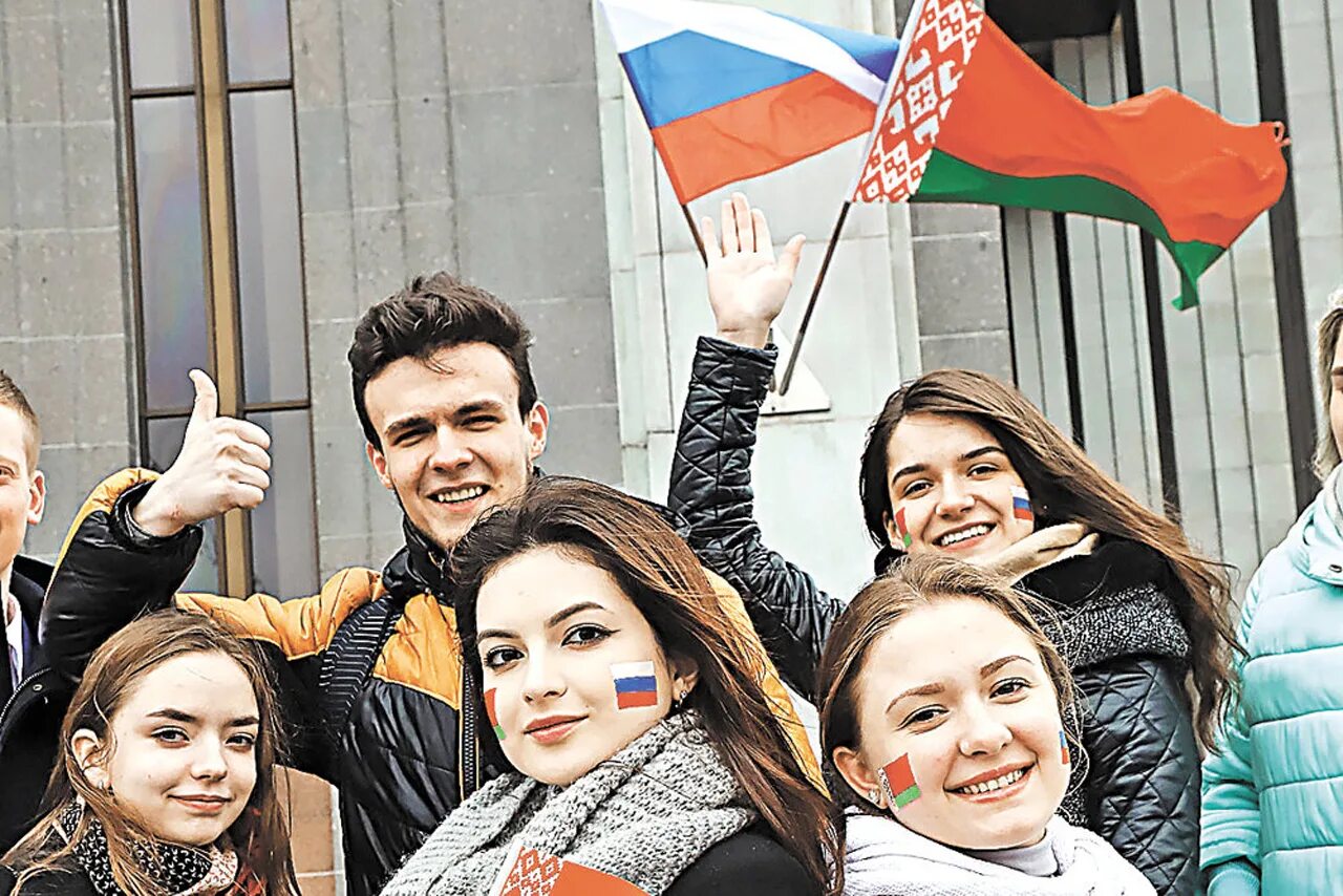 Друзья в рб. Дружба картинки. Группа счастливых людей. Россияне и белорусы братья. Детский летний лагерь.