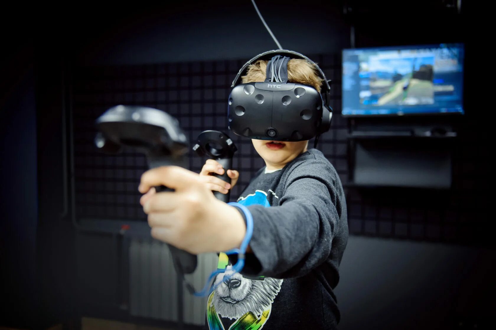 Поиграем в виртуальные игры. Виртуальная реальность дети. Детский шлем виртуальной реальности. Виртуальная реальность игрушки. Ребенок в шлеме виртуальной реальности.