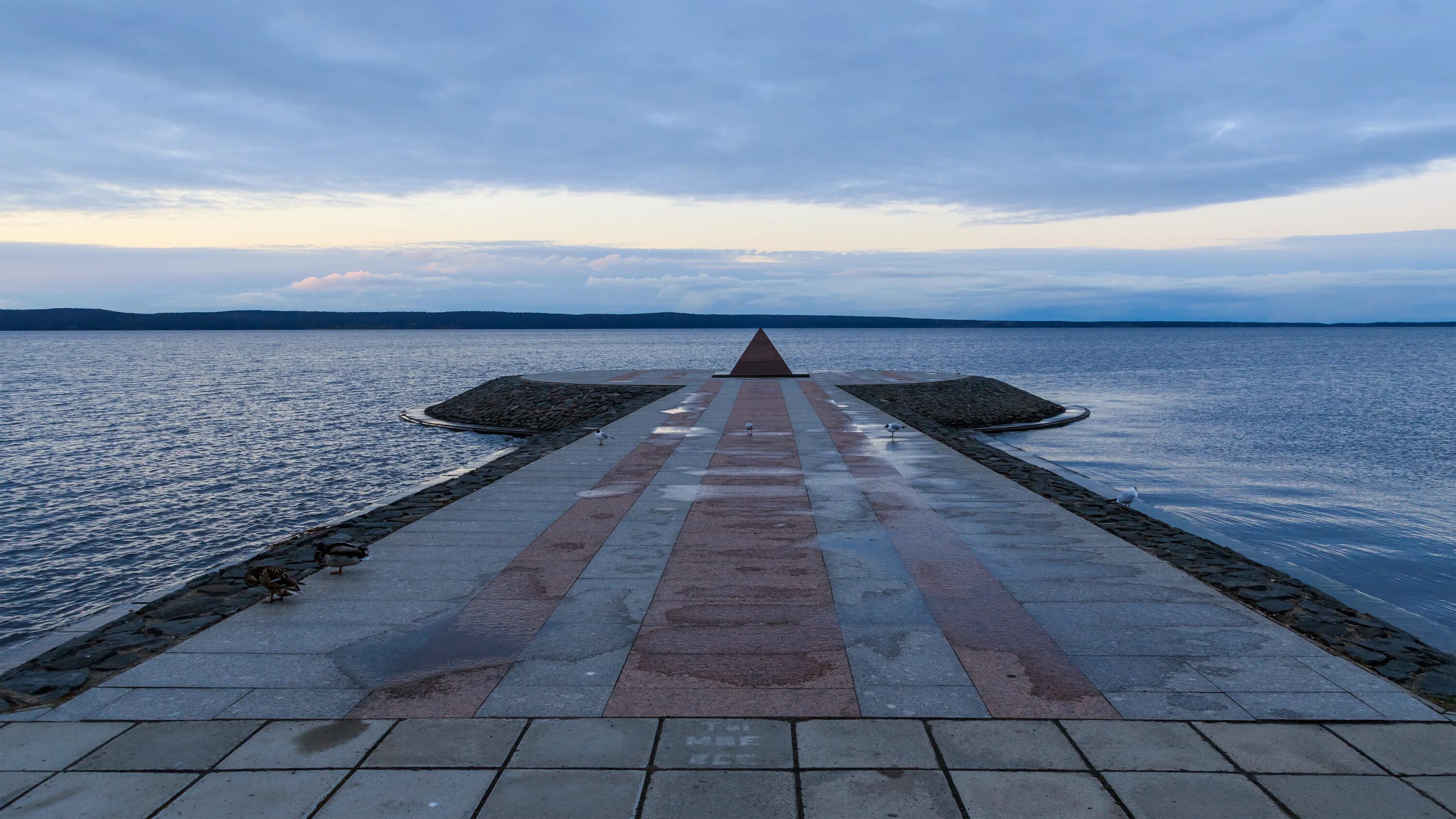 Тюбингенское панно. Карелия набережная онежского озера. Карелия набережная петрозаводск карелия. Петрозаводск речной порт. Причал петрозаводск.