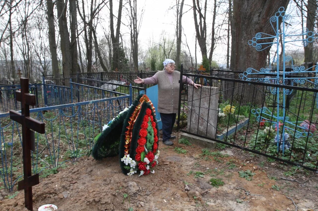 Можно ли захоронить в могилу родственника. Свежее захоронение. Свежая могила на кладбище. Захоронение на кладбище. Ашитковское кладбище.