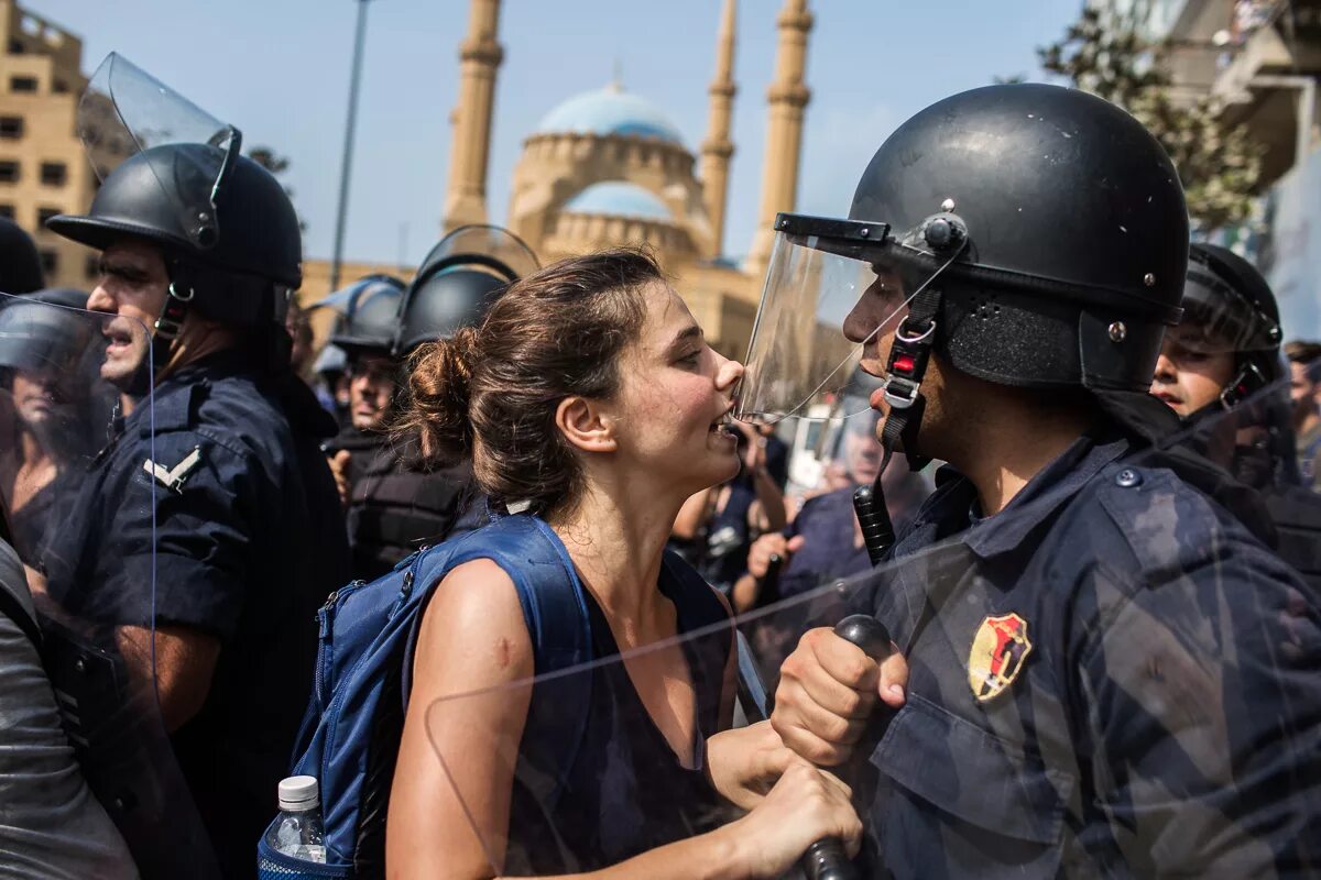 Девушка против полиции. Красивые девушки на митинге. Девушки полицейские на митинге. Выносит протест