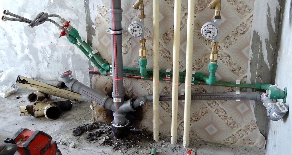 Трубы холодного водоснабжения в квартире. Замена стояка холодного водоснабжения. Канализационные трубы в квартире. Замена водоснабжения в квартире. Замена стояка холодного водоснабжения.