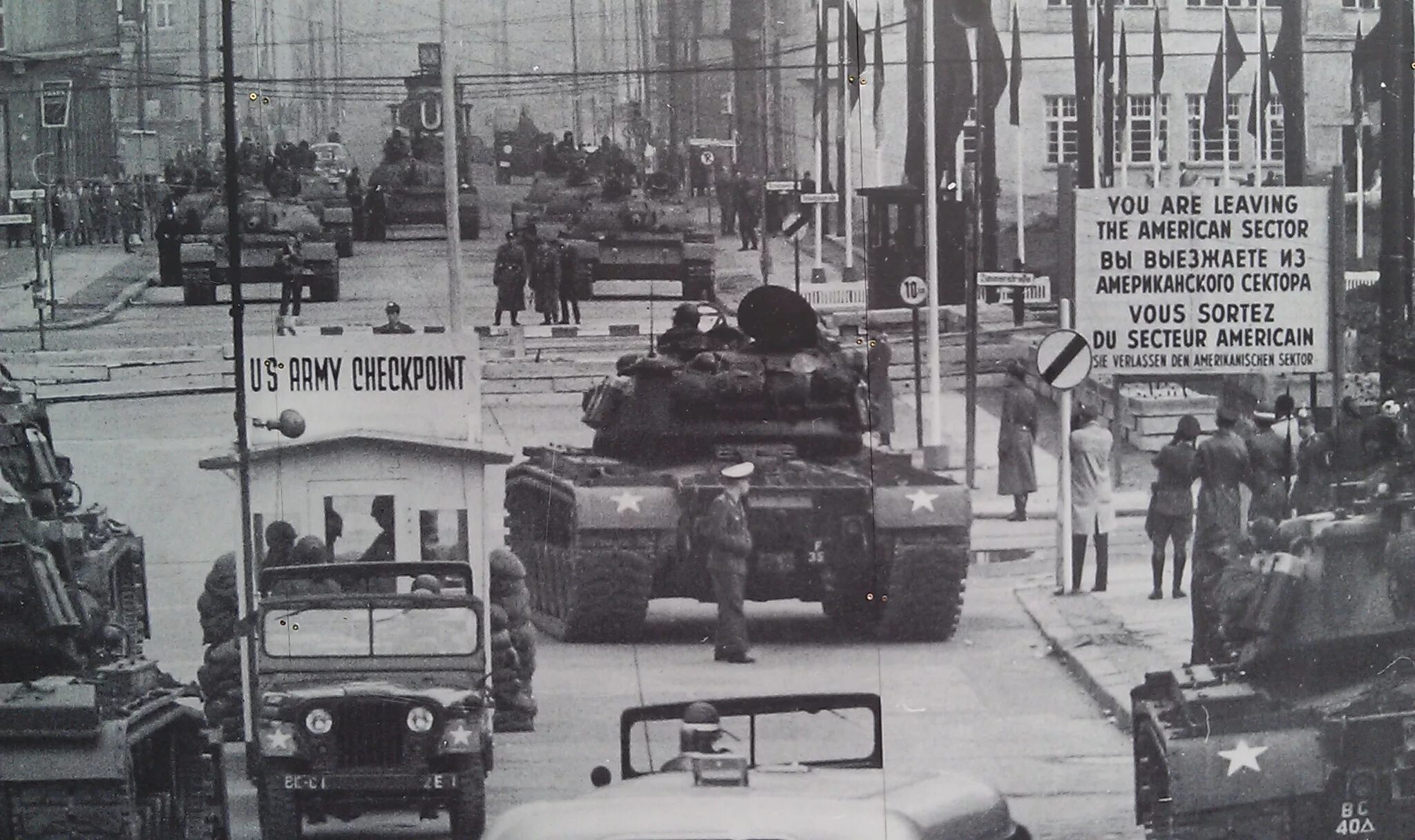 5 октября 1961. Танковое Противостояние Берлин 1961 год. Чекпойнт Чарли в Берлине в 1961 танки. Танковое Противостояние у КПП «Чарли». КПП Чарли в Берлине 1961.