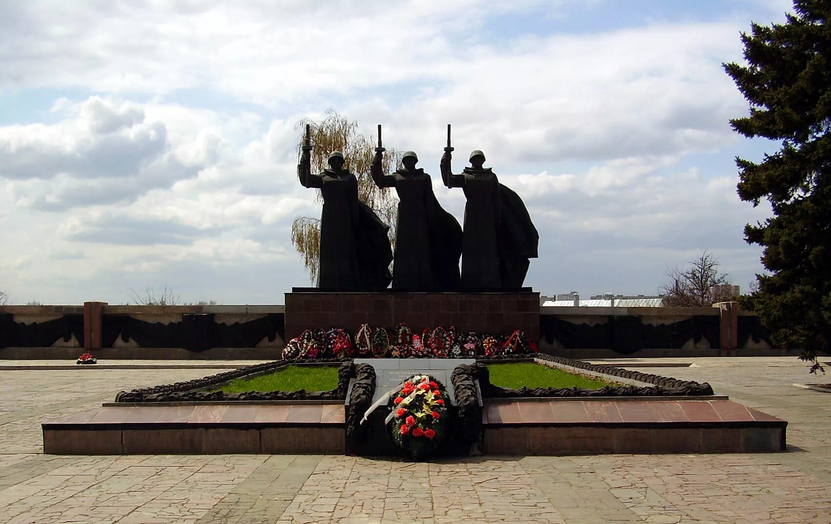 Статуя воронеж чижовский плацдарм. Памятник чижовский плацдарм. Мемориальный комплекс «чижовский плацдарм». Памятник чижовский плацдарм. Воронежский плацдарм.