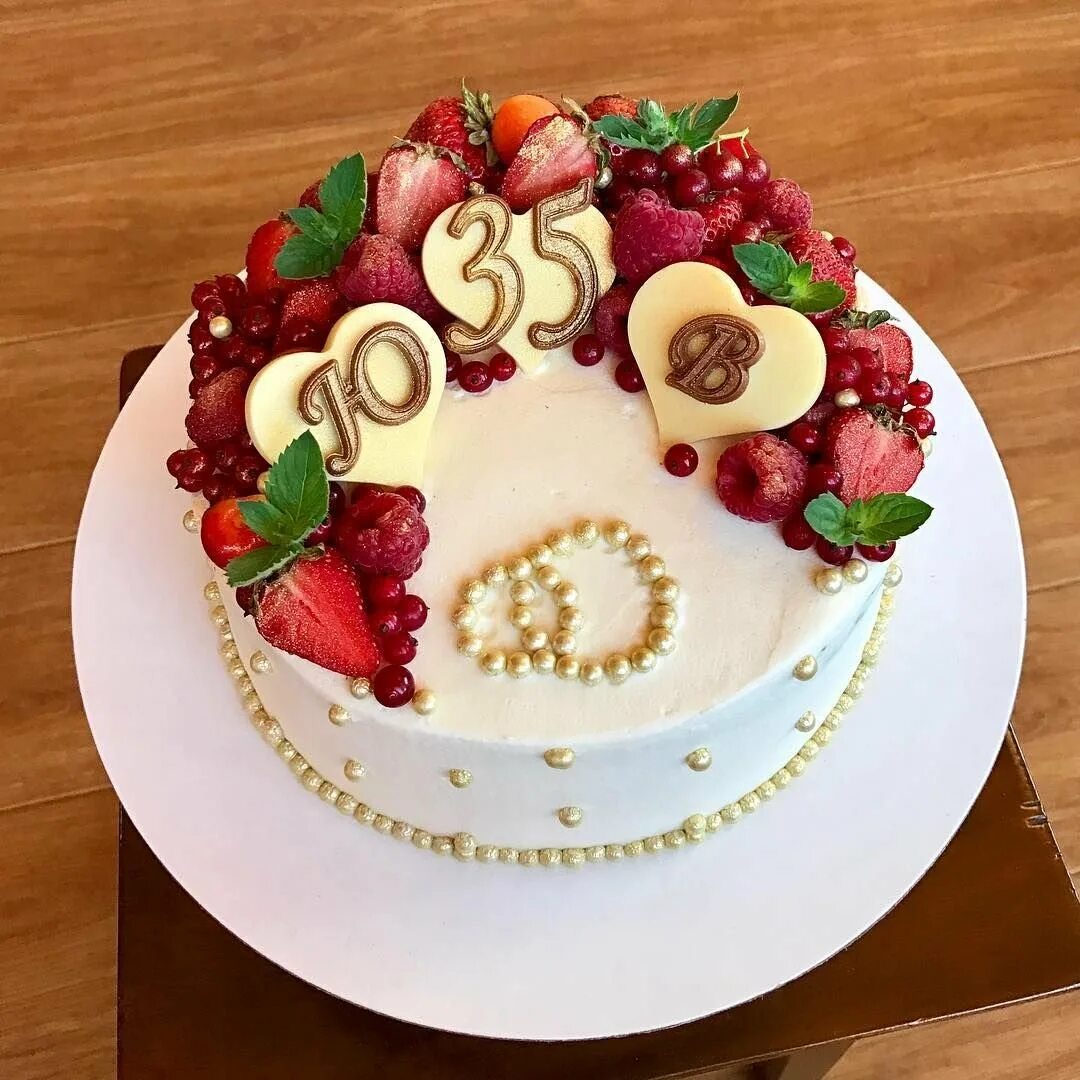 Украшение торта на годовщину свадьбы ягодами. Украшение торта на юбилей. Украшение торта на 30 лет. Украшение торта на 30 лет девушке.
