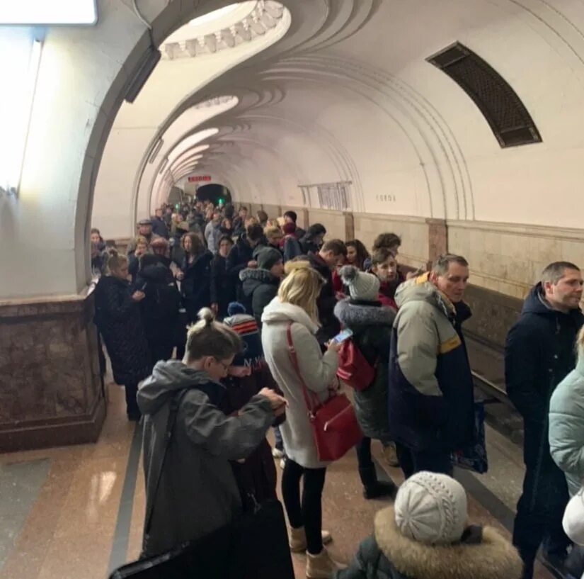 Зеленая ветка метро. Час пик на замоскворецкой линии. Что случилось в метро сегодня на люблинской ветке. Салатовая ветка сбой. Поезд метро.