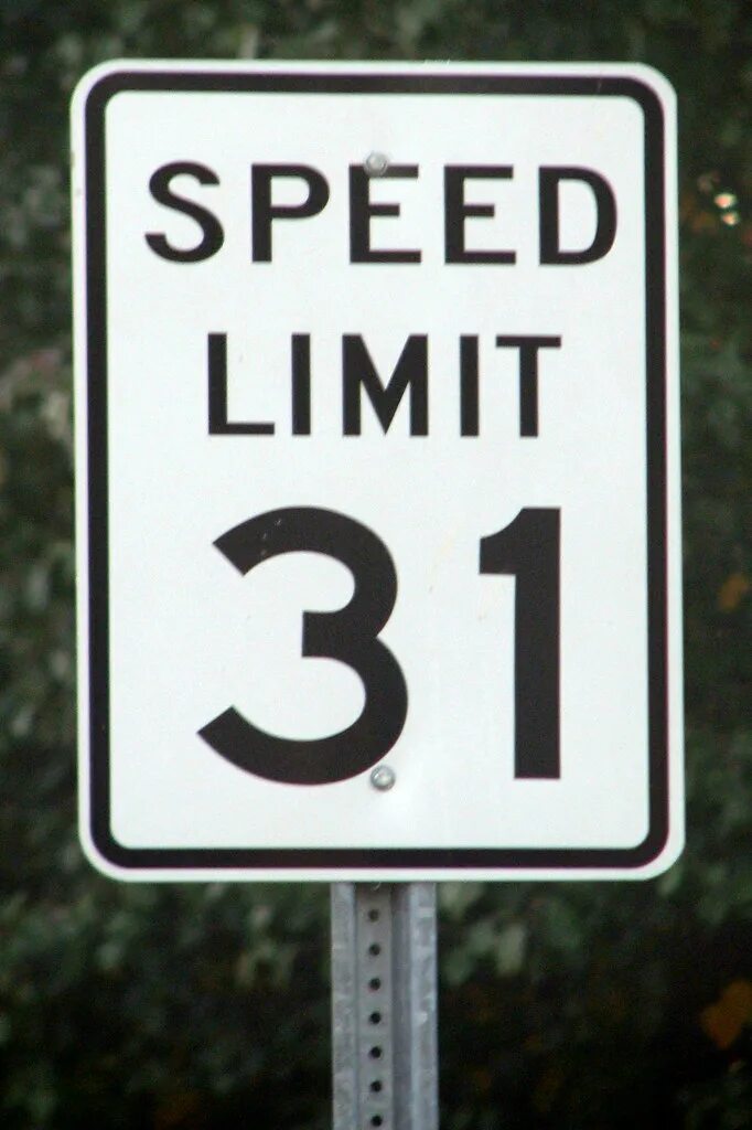 Ограничение скорости 30 на желтом фоне. Speed limits. Signs 31. Signs 31. Дорожные знаки 31.
