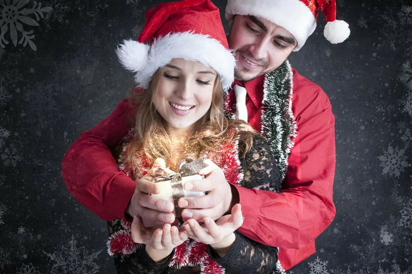 здравый новый год. здравый новый год. встречаем новый год. красивая девушка в новогоднем колпаке. дарит новогодний подарок.