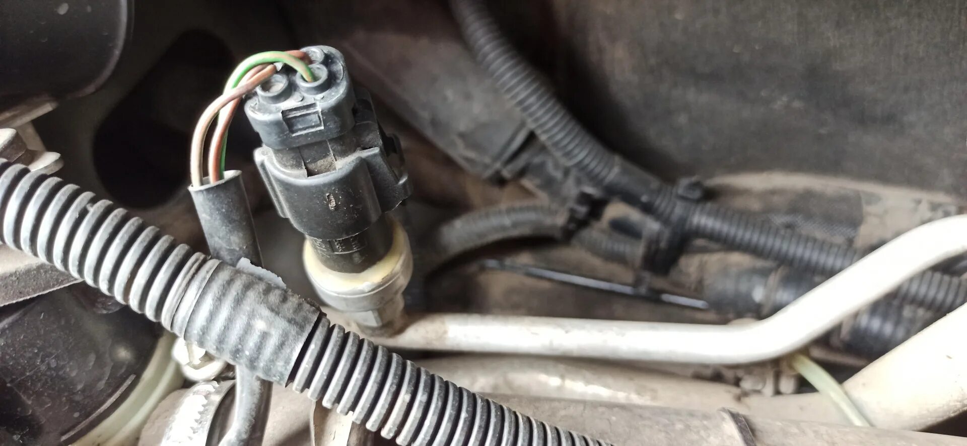Замена датчика давления кондиционера "High-pressure sender -G65-" - Skoda Fabia 