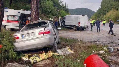 Muğla&039;da kamyonet ile otomobil çarpıştı: 1 ölü, 2 yaralı 
