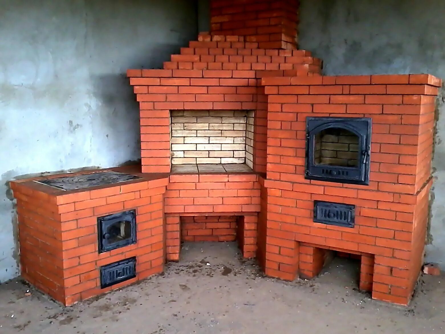 Печь с духовкой из кирпича. Кирпичная печь шведка с камином. Печь шведка с камином. Печь с духовкой из кирпича. Печь отопительно-варочная с духовкой кирпичная.