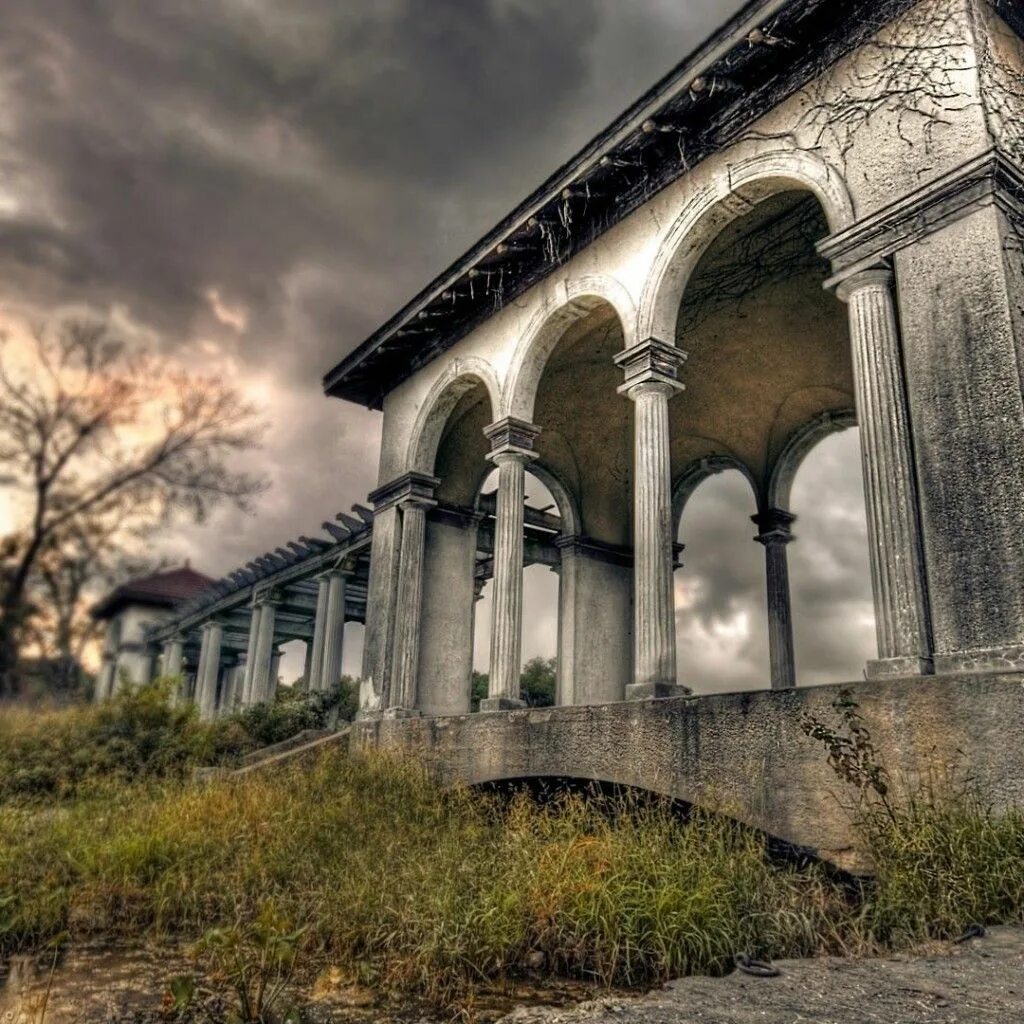 Развалины дворца сапегов. Дворец владетельных князей абхазия. Дворец руины. Дворец руины. Дарк фэнтези арт руины замка.