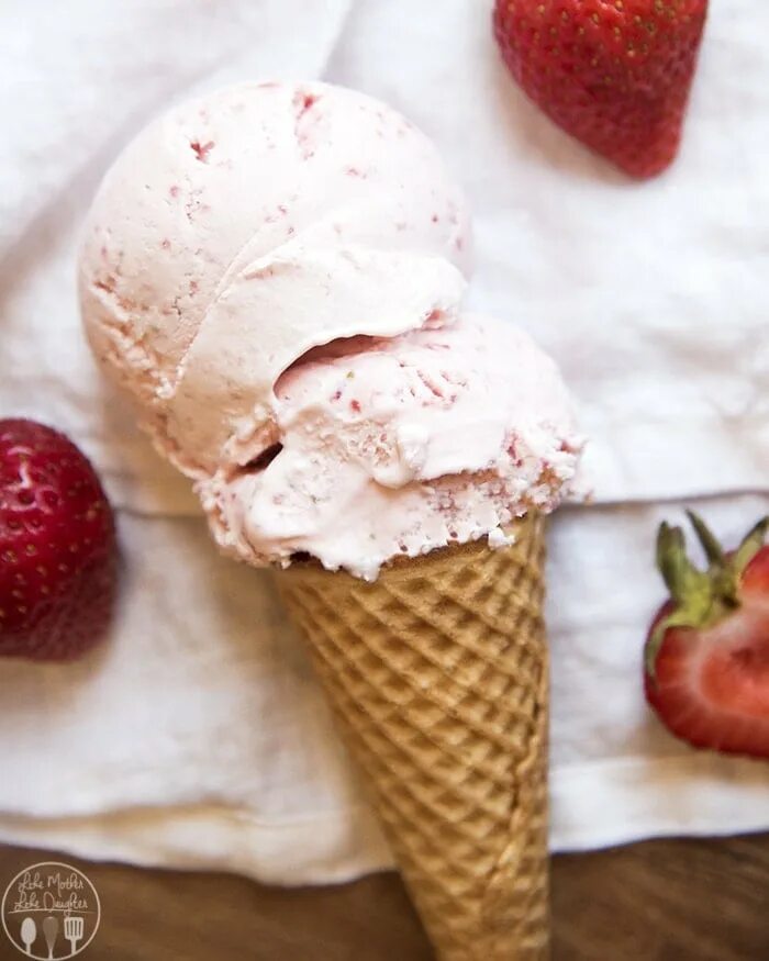 Strawberry ice cream machine девочка. Выпечка мороженое. мороженое фон. strawberry ice cream. холодный мороженое.