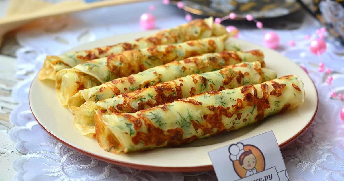 Блинчики с сыром и зеленью. Сырные блинчики с зеленью. Блины с сыром и укропом. Блинчики с сыром и зеленью. Сырные блины с зеленью.