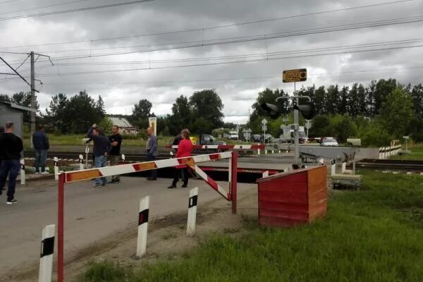 Будка ЖД переезда. ЖД переезд Екатеринбург. Каменск-Уральский Железнодорожный переезд. Железнодорожная будка на переезде.