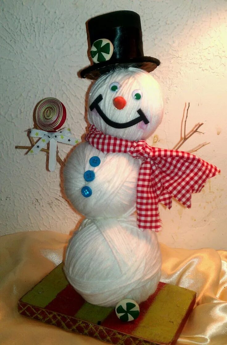 Новогодняя поделка снеговик из ниток. Снег для поделки. Поделка снеговик из ниток. Снеговик из втулки. Снегов ик их ниток и клея.