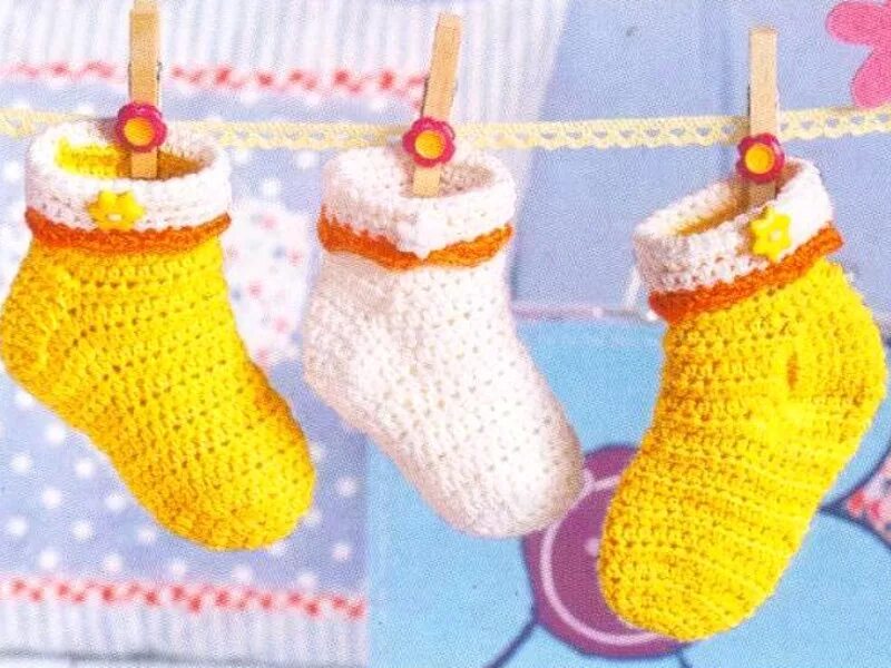 Вязаные носки крючком детские. Носочки для новорожденных крючком. Носки детские вязаные. Носочки ребенка крючком. Детские носочки крючком.