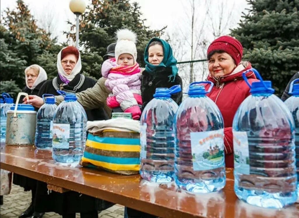 Святая вода можно выливать. Святая Крещенская вода. О крещенской воде. Крещенская вода в бутылках. Крещенская водичка в бутылке.