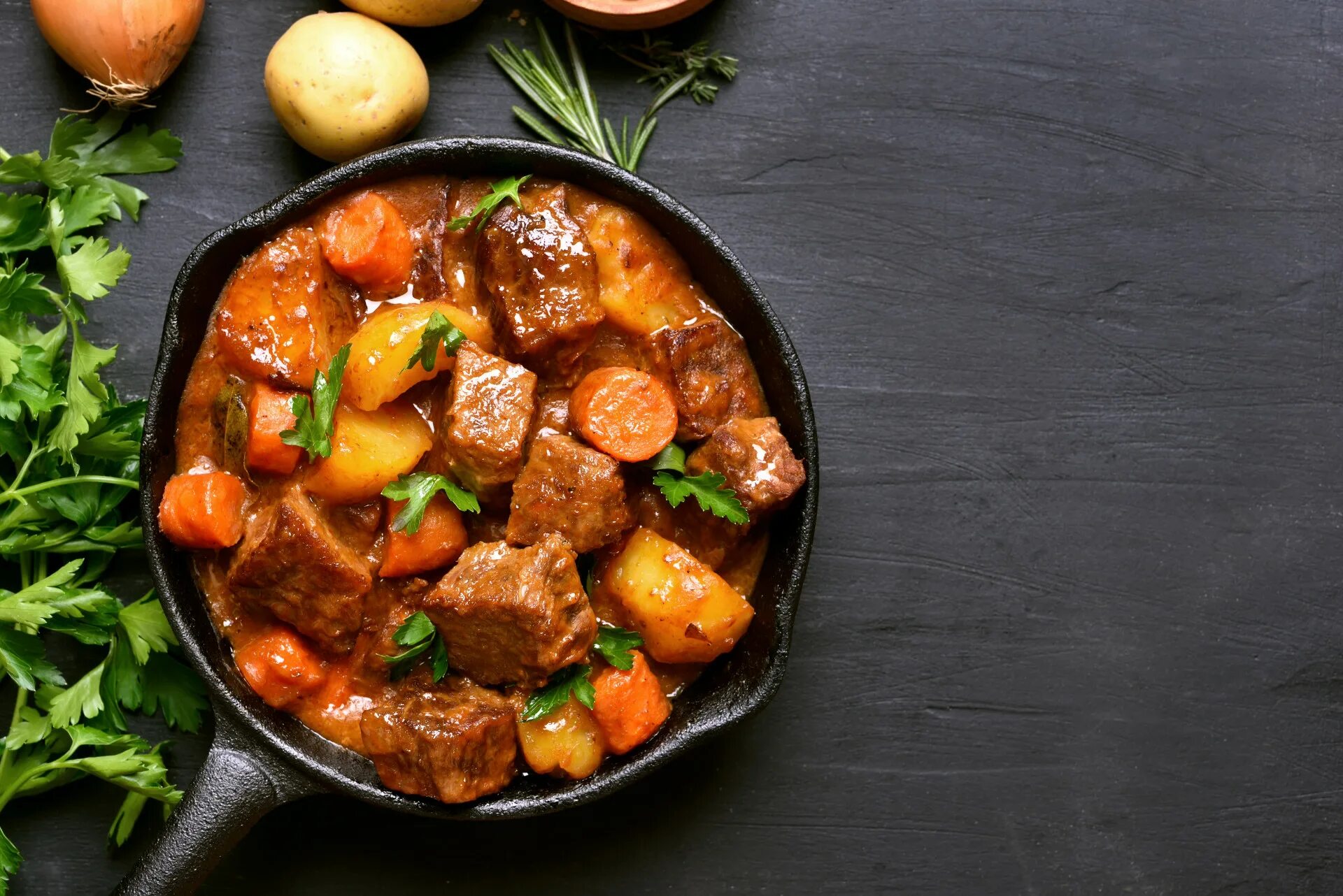 Гуляш с картошкой на сковороде. Гуляш. мясо с овощами. мясо тушеное с овощами. мясной гуляш.