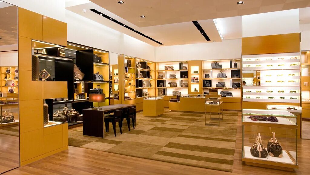Бутик louis vuitton в москве. Louis vuitton shop. Louis vuitton внутри. Интерьер луи виттон. Интерьер бутика луи виттон.